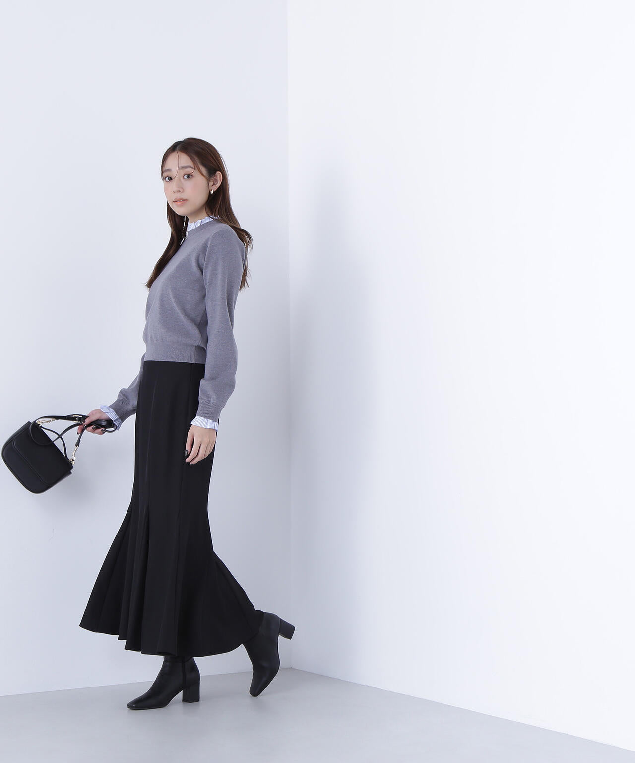 ストライプフリルネックニット