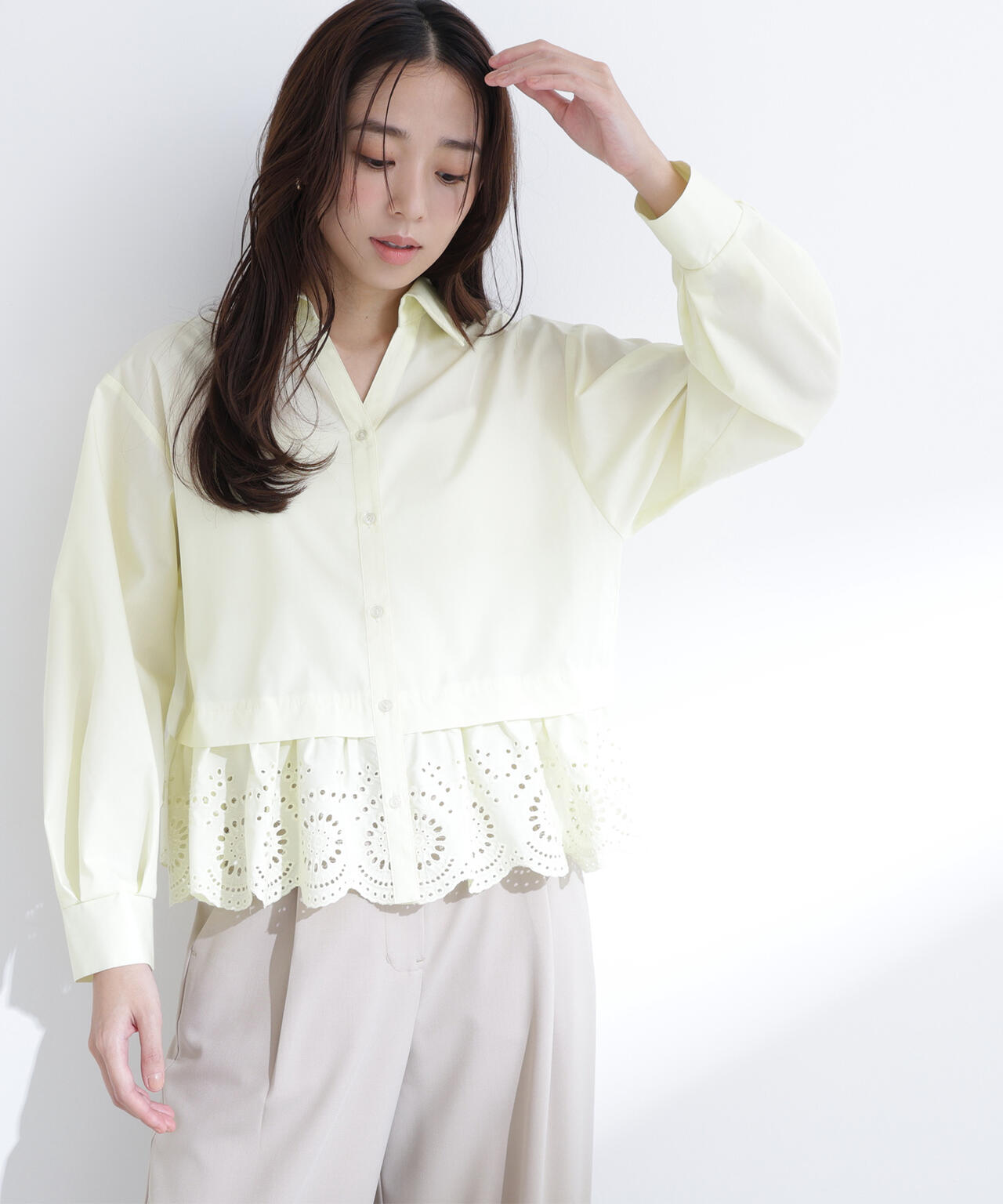 エンブロイダリーヘムブラウス