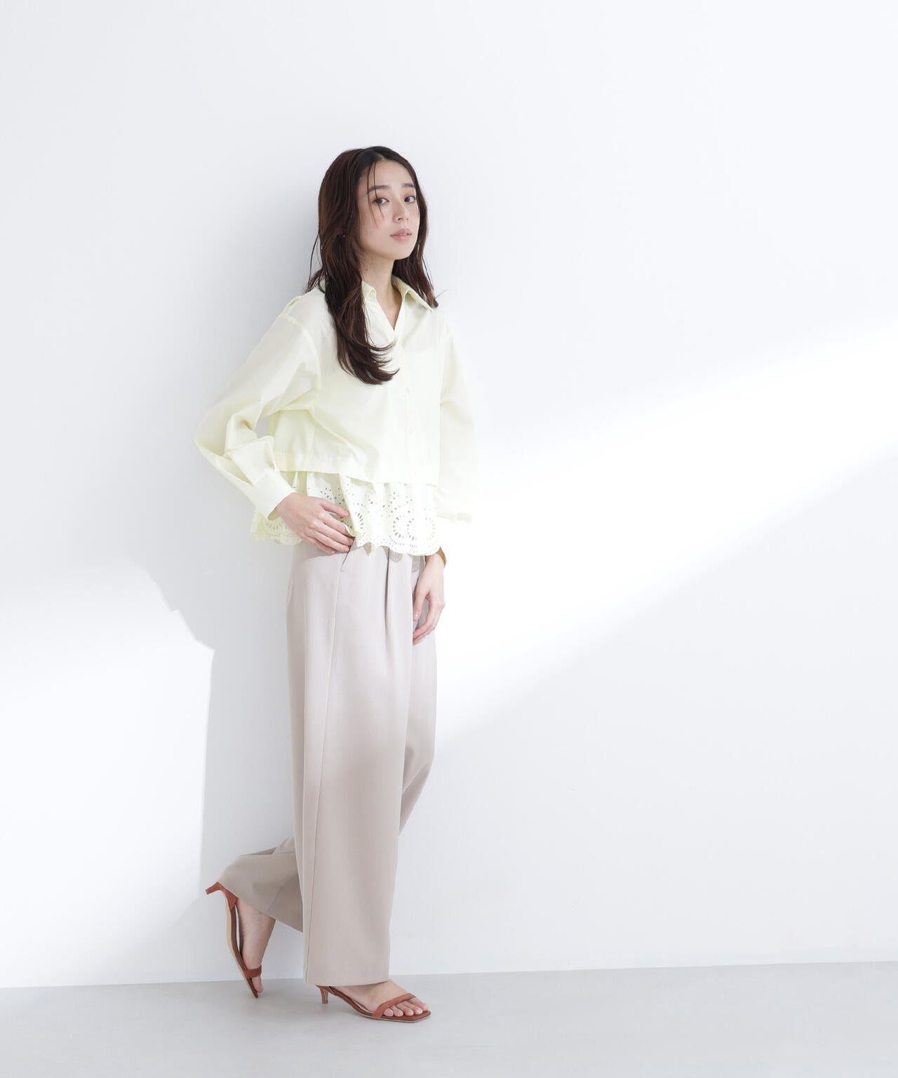 エンブロイダリーヘムブラウス