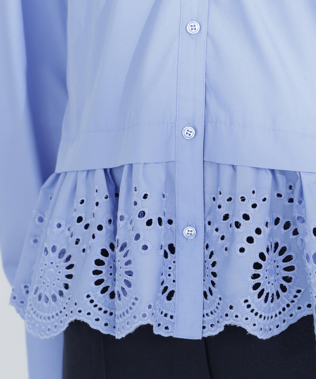 エンブロイダリーヘムブラウス