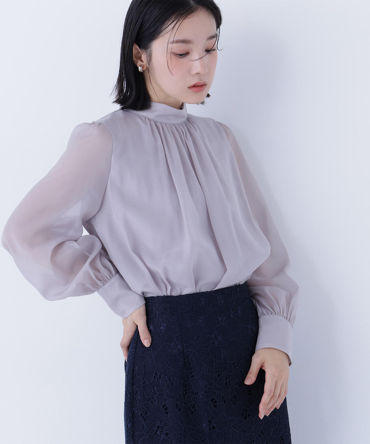 ハイネックボリュームシアーブラウス