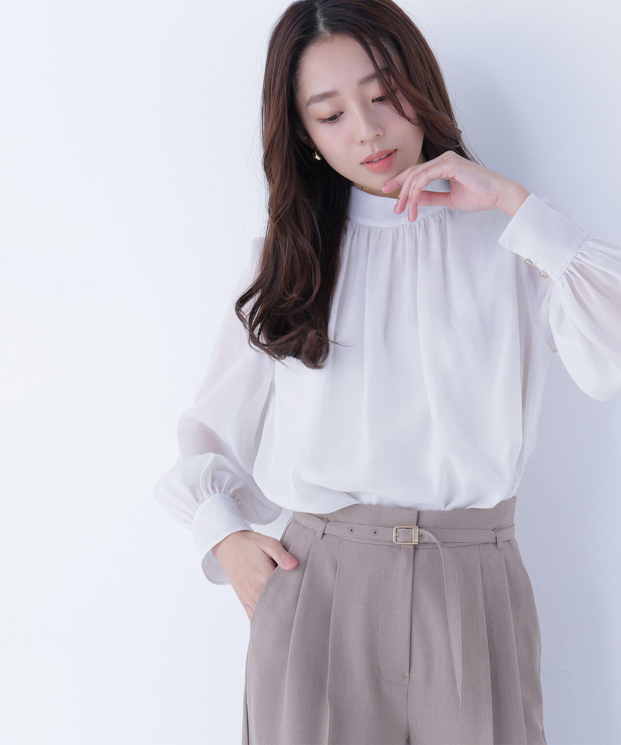 ハイネックボリュームシアーブラウス