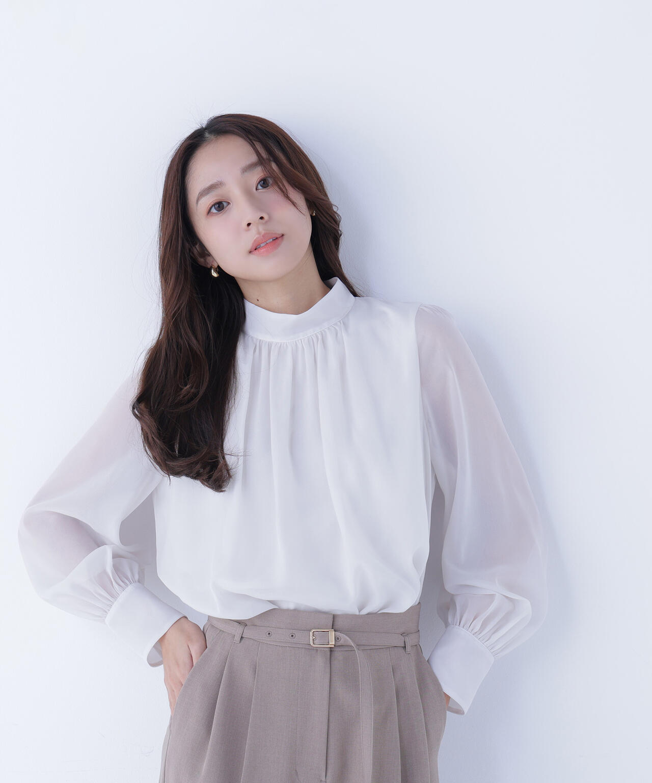 ハイネックボリュームシアーブラウス