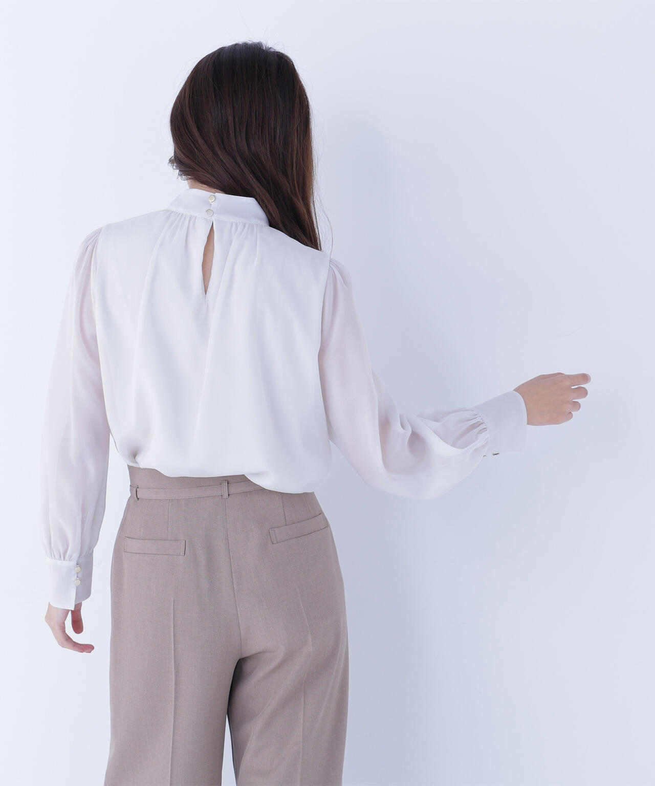 ハイネックボリュームシアーブラウス