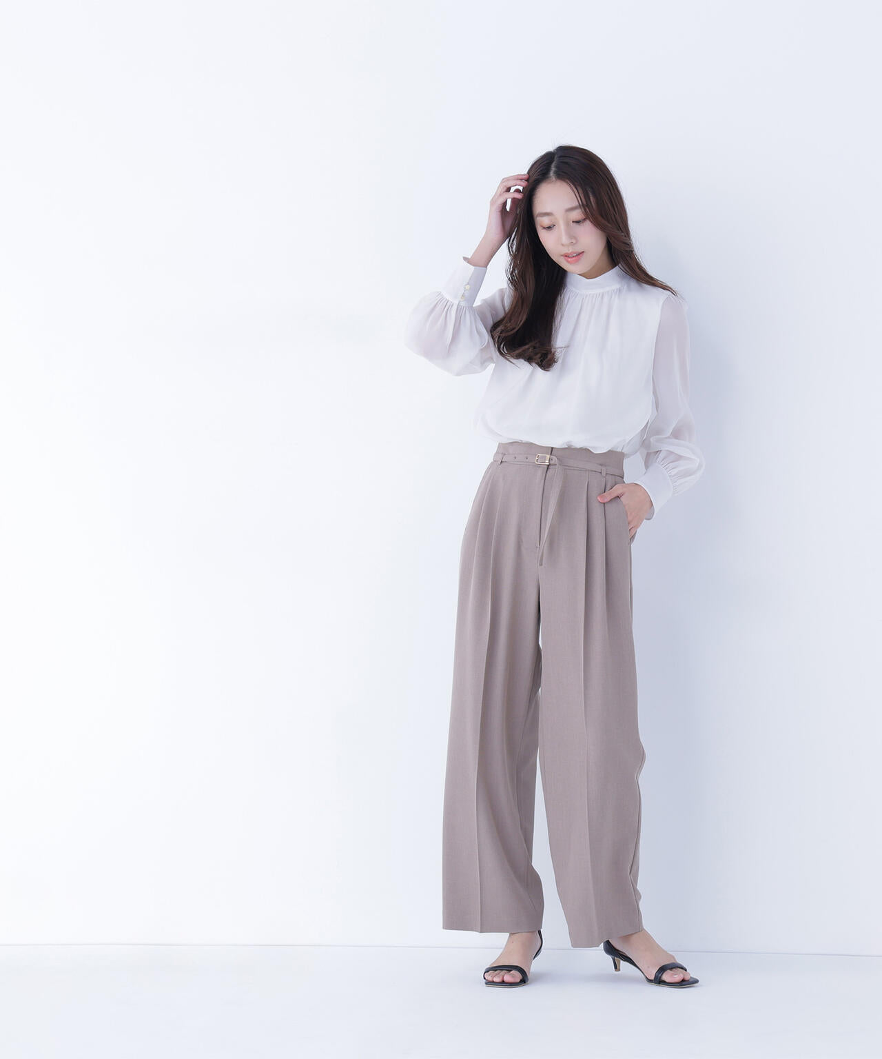 ハイネックボリュームシアーブラウス