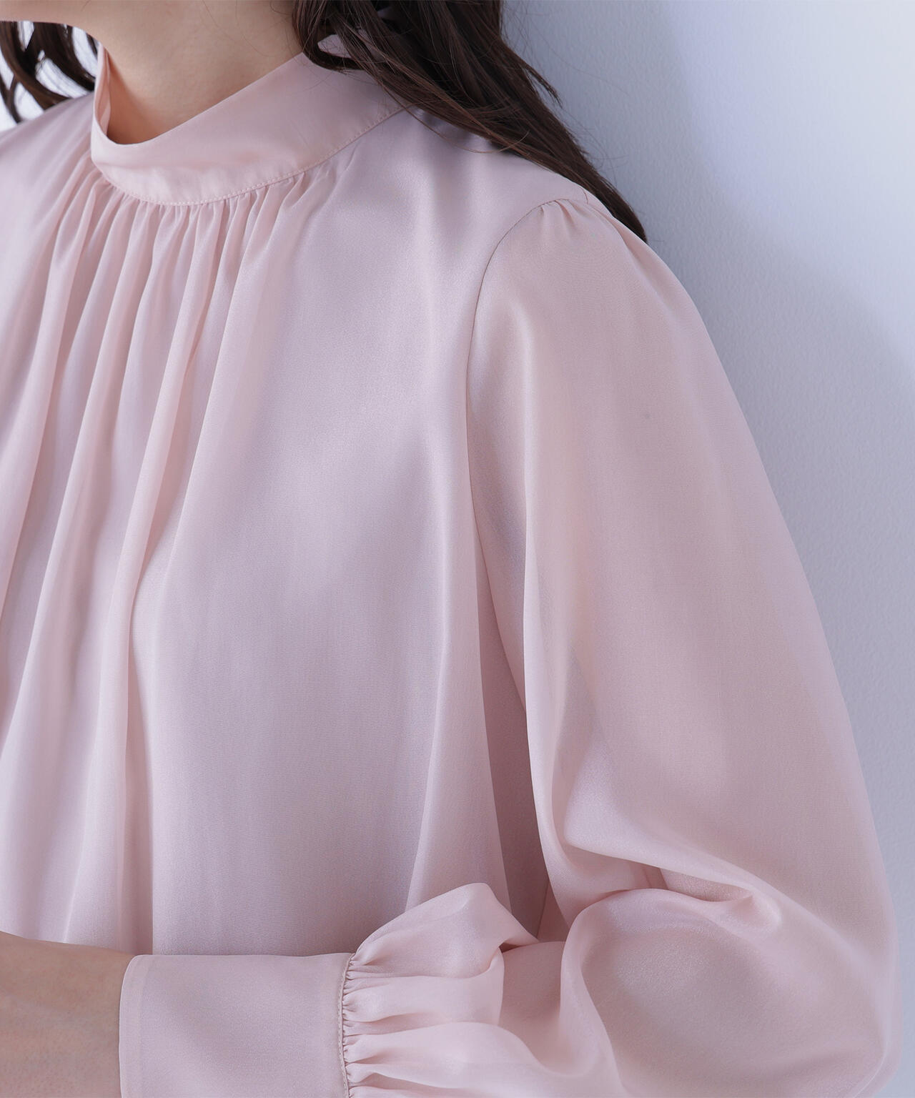 ハイネックボリュームシアーブラウス