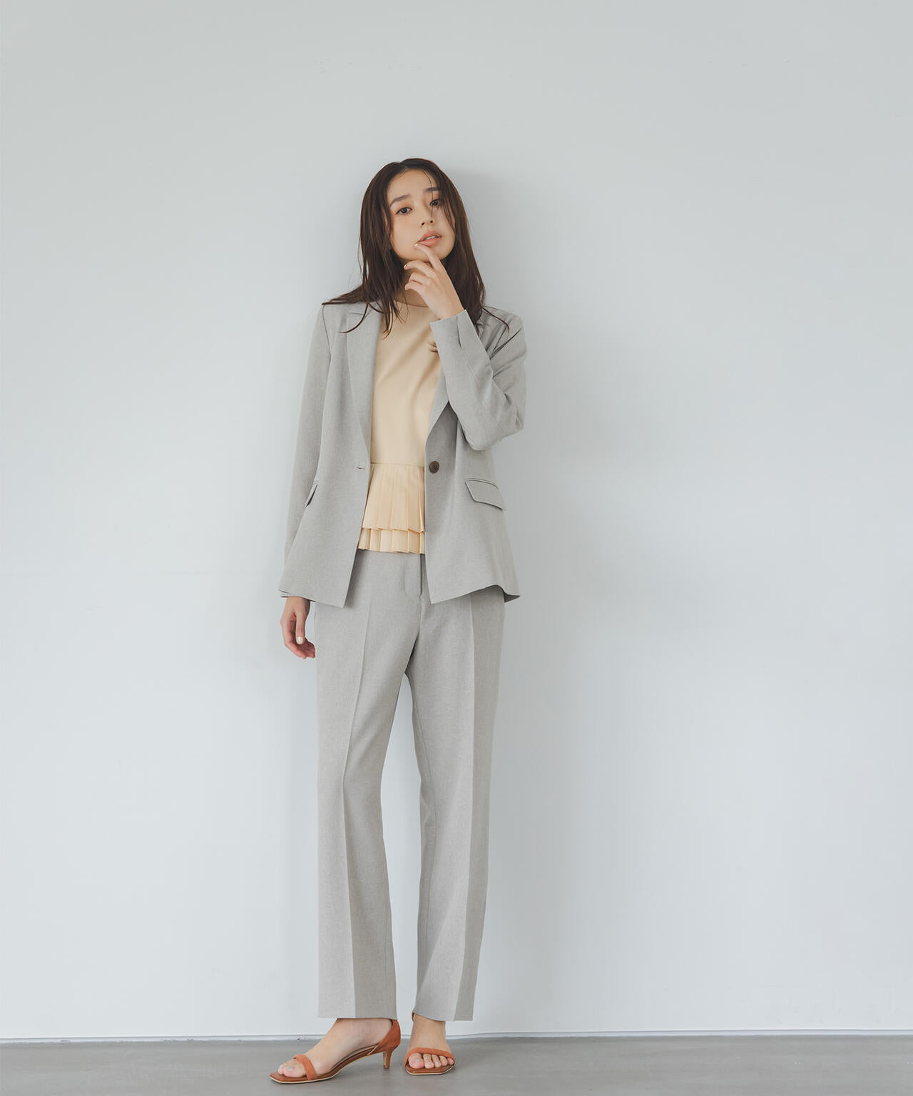 プリーツヘムブラウス