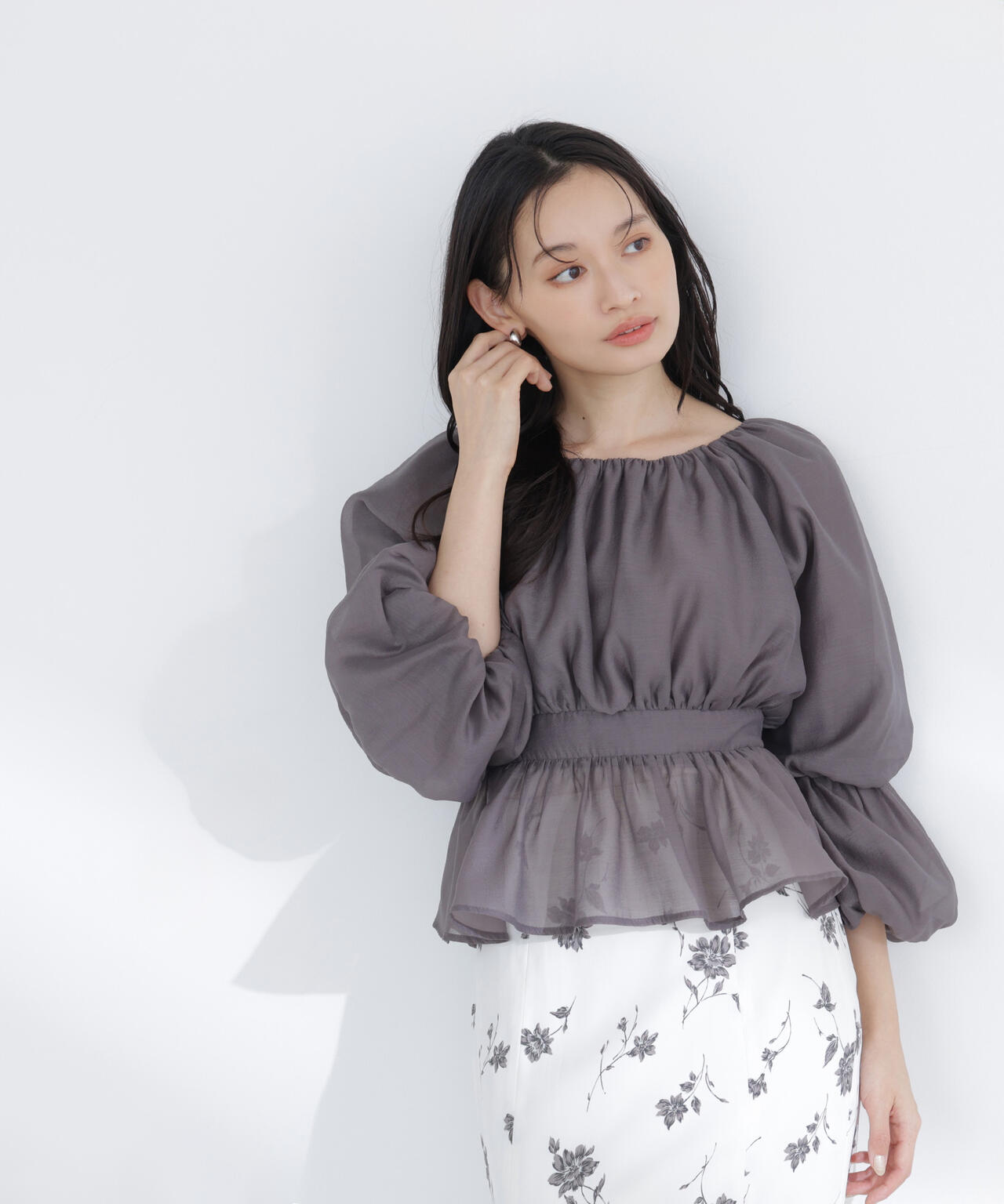 シアーギャザーペプラムブラウス