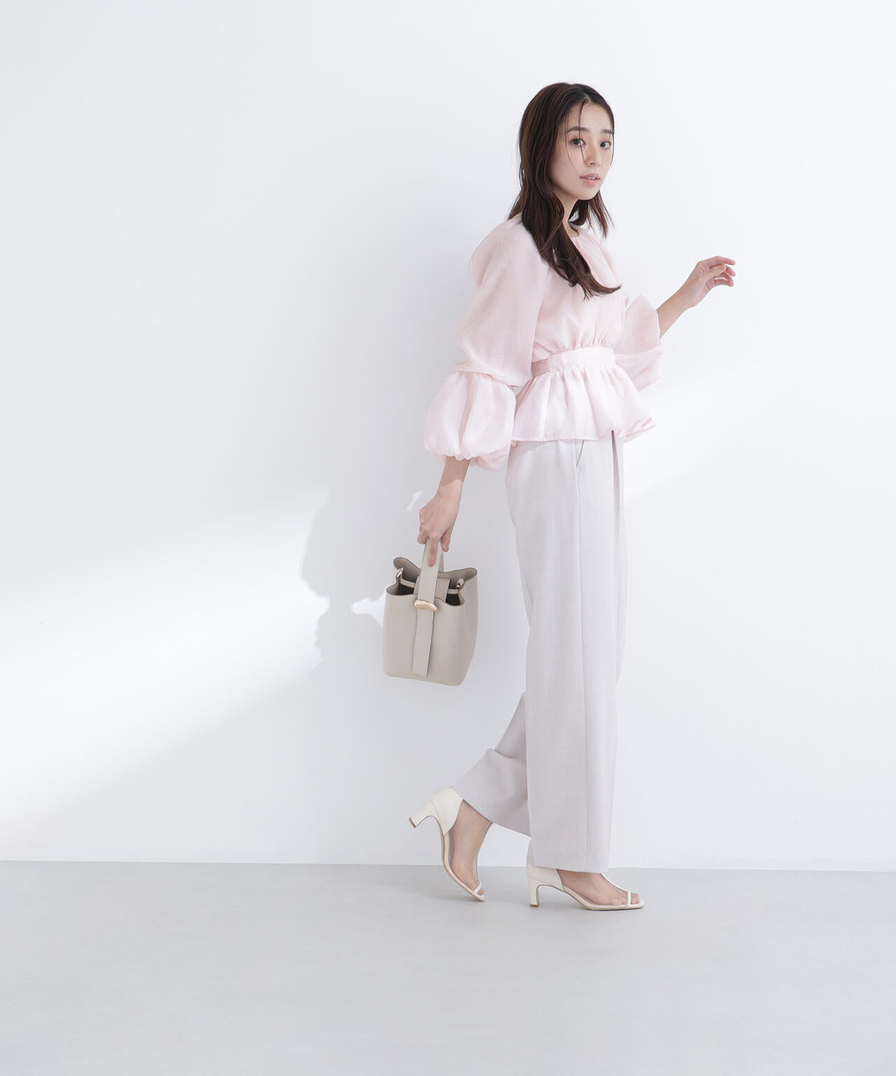 シアーギャザーペプラムブラウス