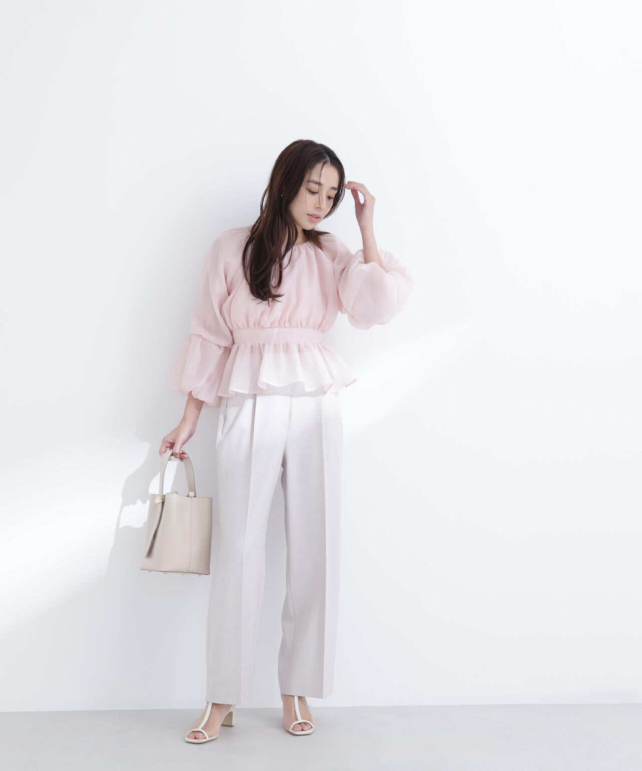 シアーギャザーペプラムブラウス