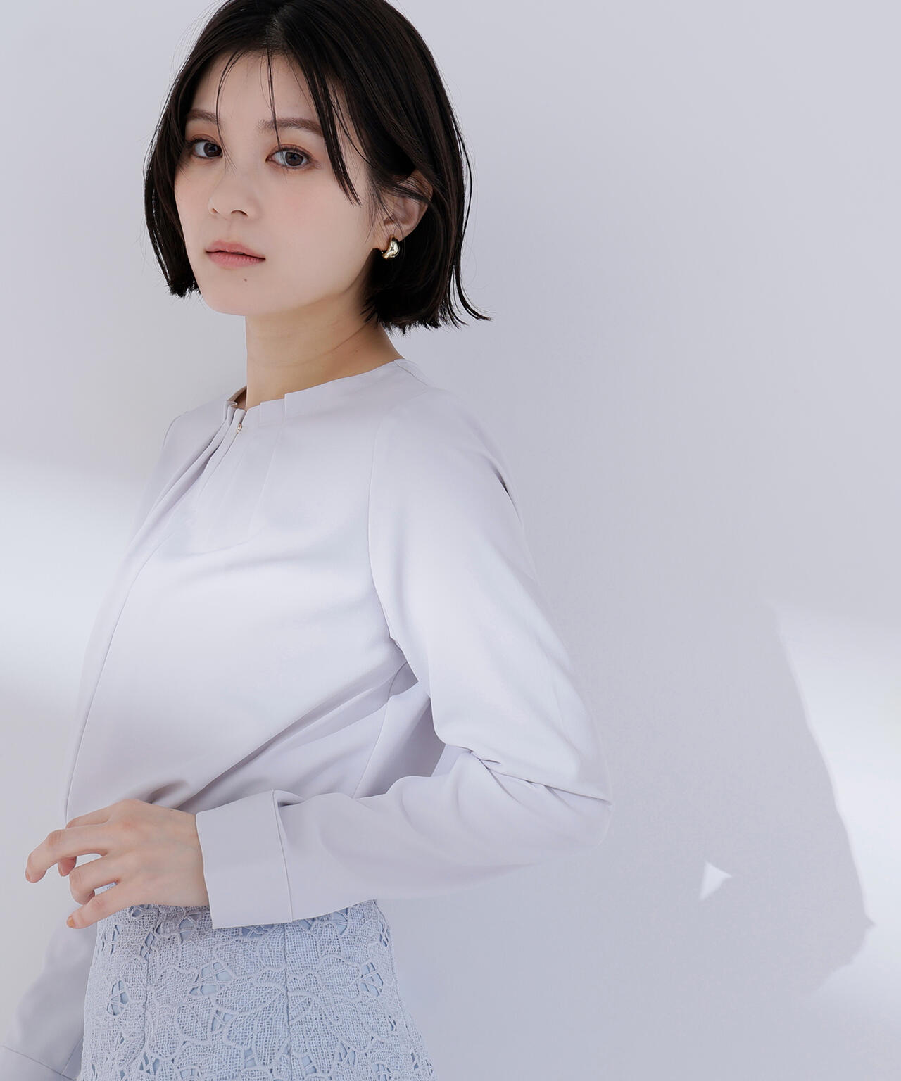 ネックタックブラウス