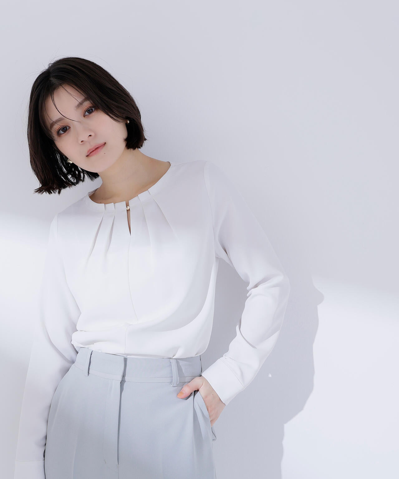 ネックタックブラウス