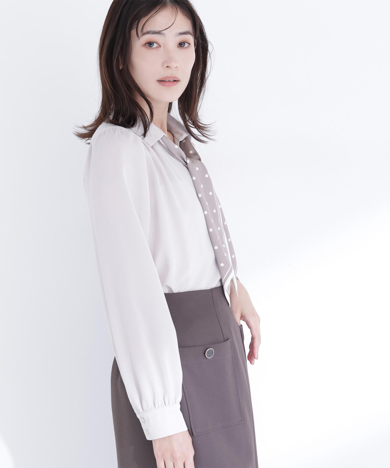 デザインスカーフ付ブラウス