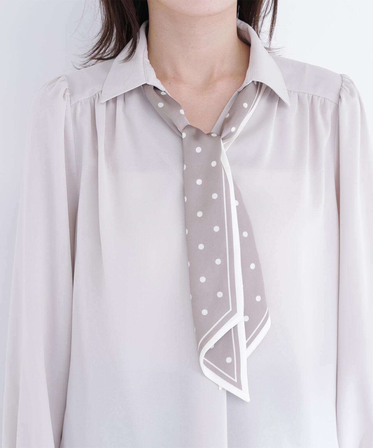 デザインスカーフ付ブラウス