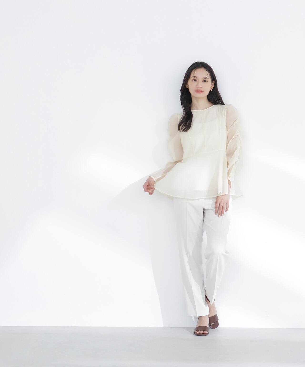 【一部店舗・mix.tokyo 限定カラー：ペールイエロー】シアーペプラムブラウス