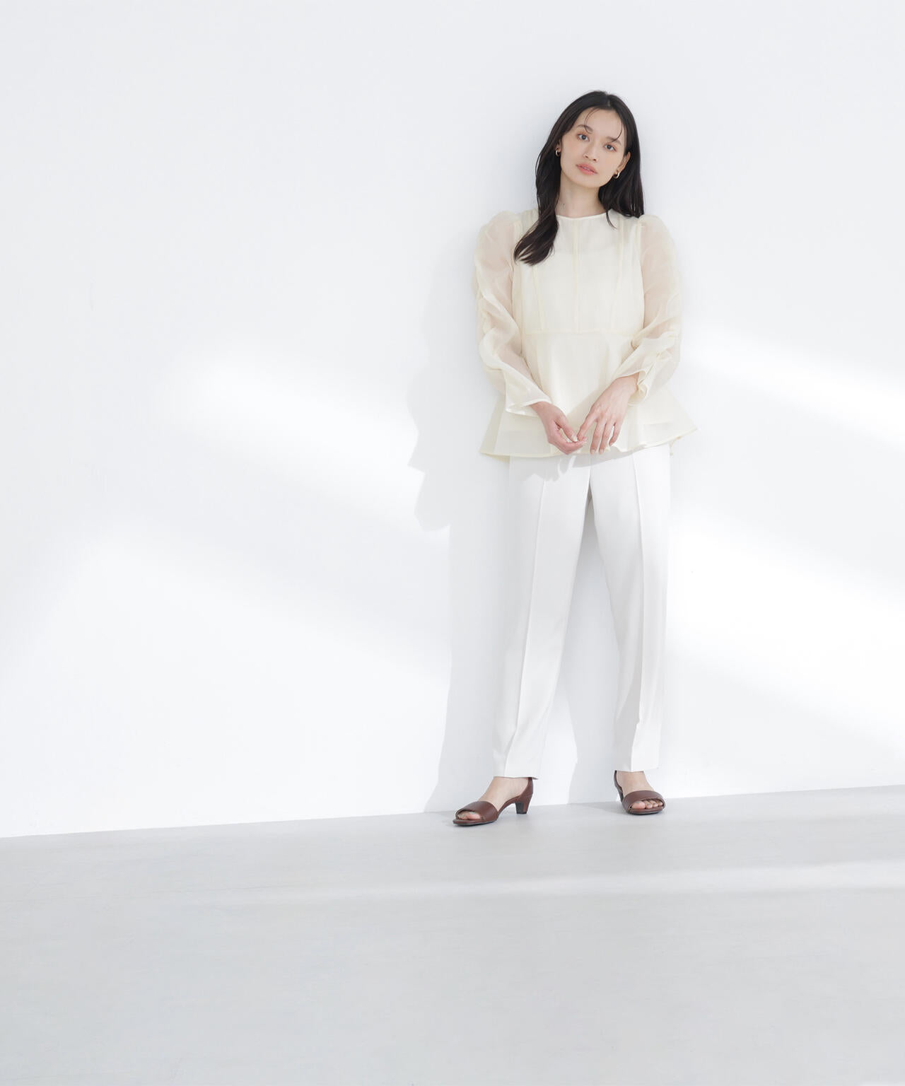 【一部店舗・mix.tokyo 限定カラー：ペールイエロー】シアーペプラムブラウス