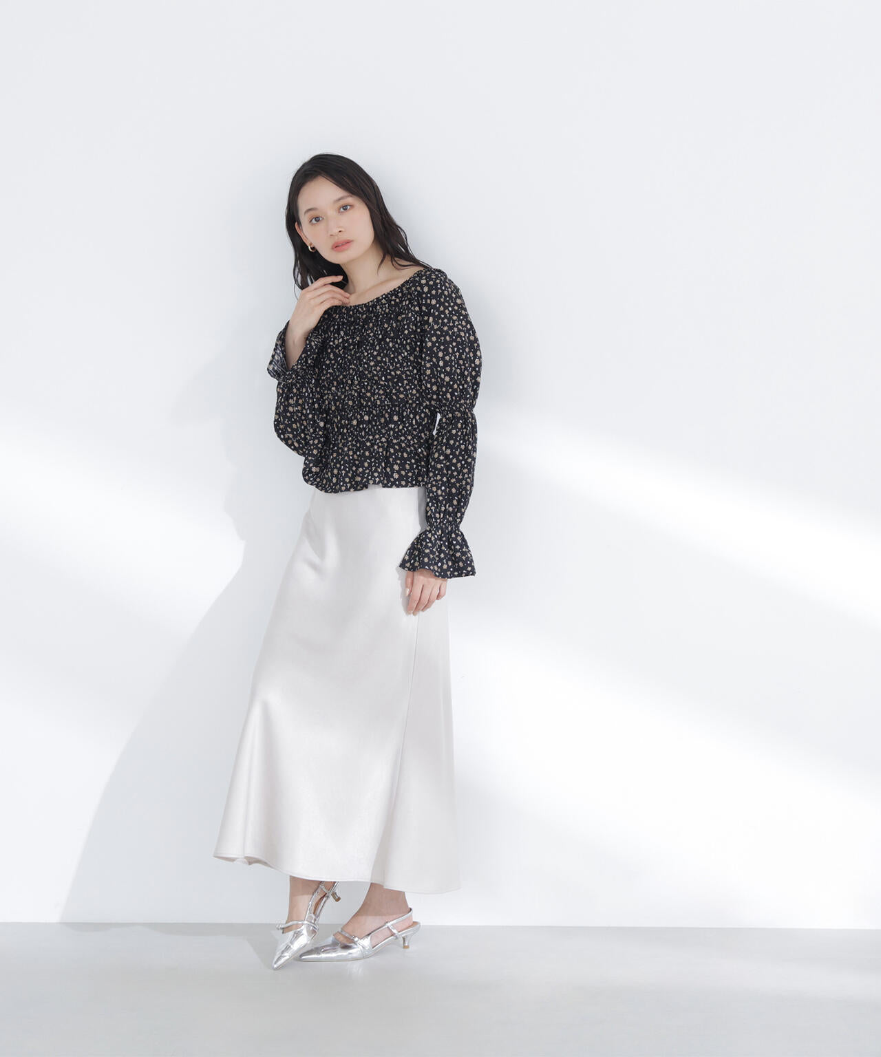 ミニフラワーシャーリングブラウス