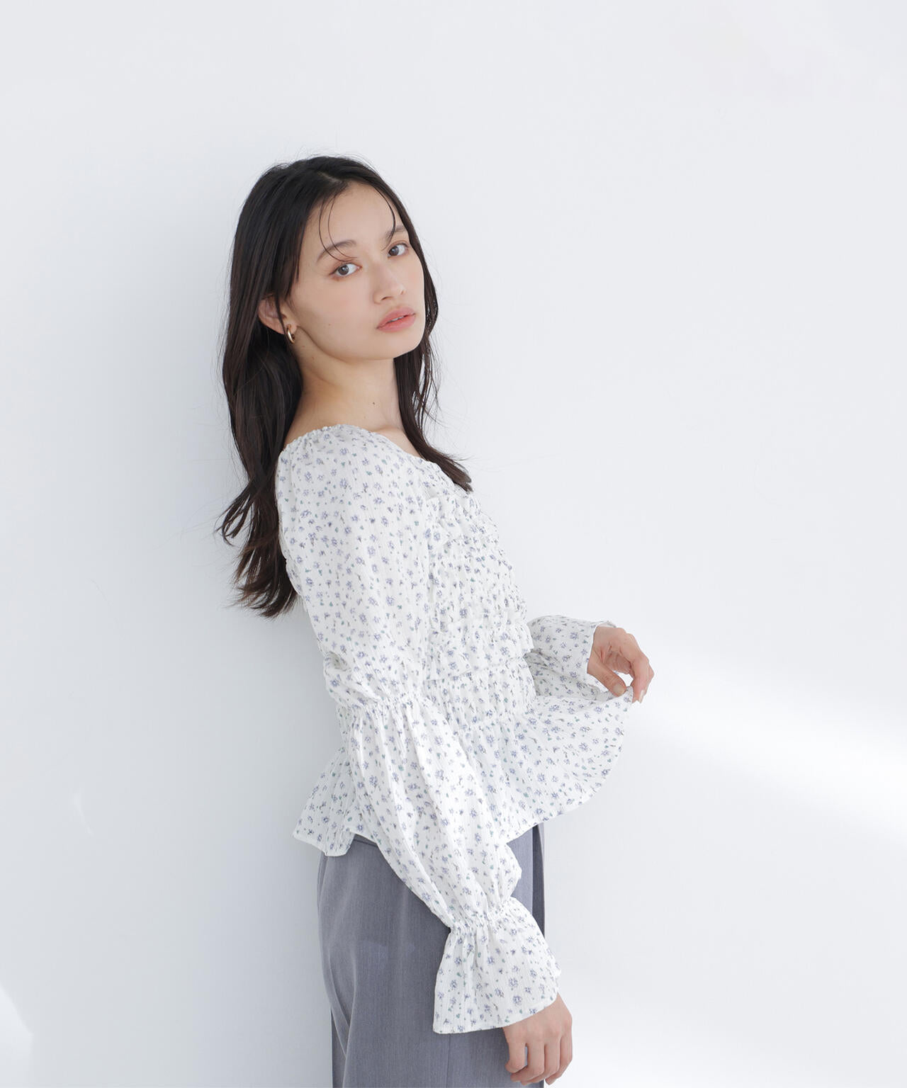 ミニフラワーシャーリングブラウス