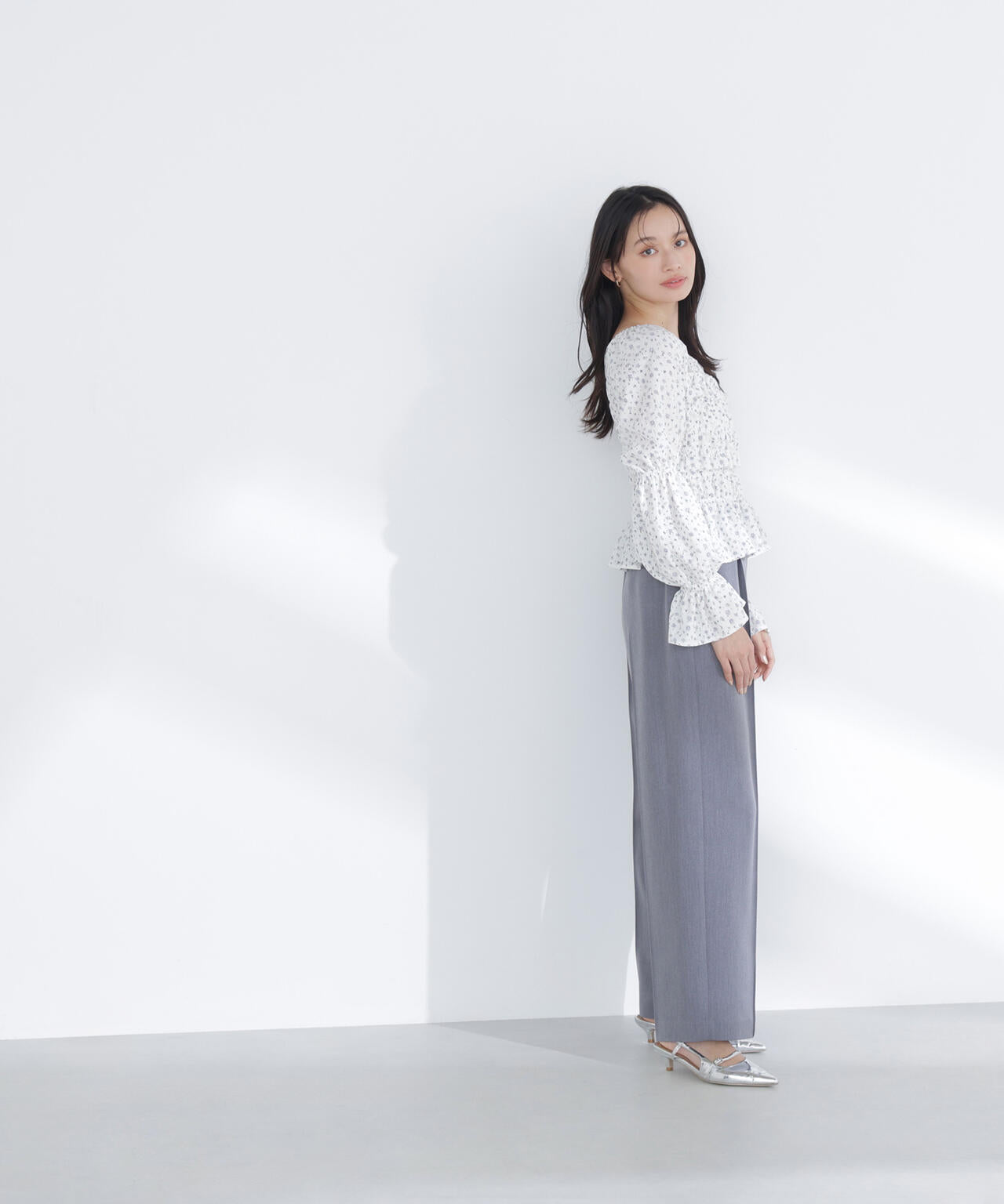 ミニフラワーシャーリングブラウス