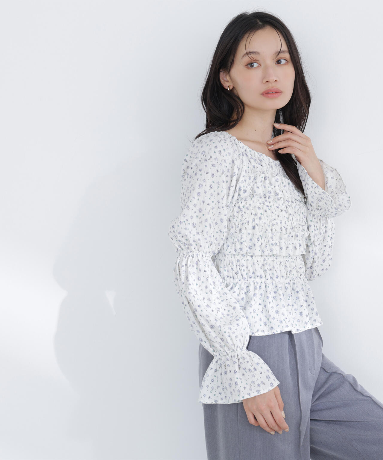 ミニフラワーシャーリングブラウス
