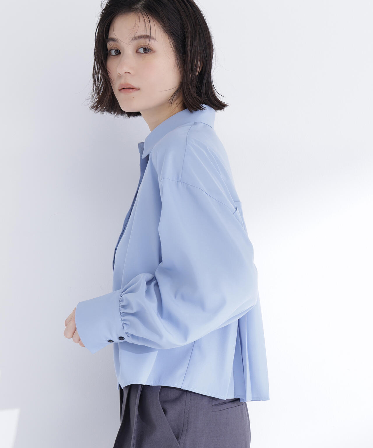 バックプリーツデザインシャツ