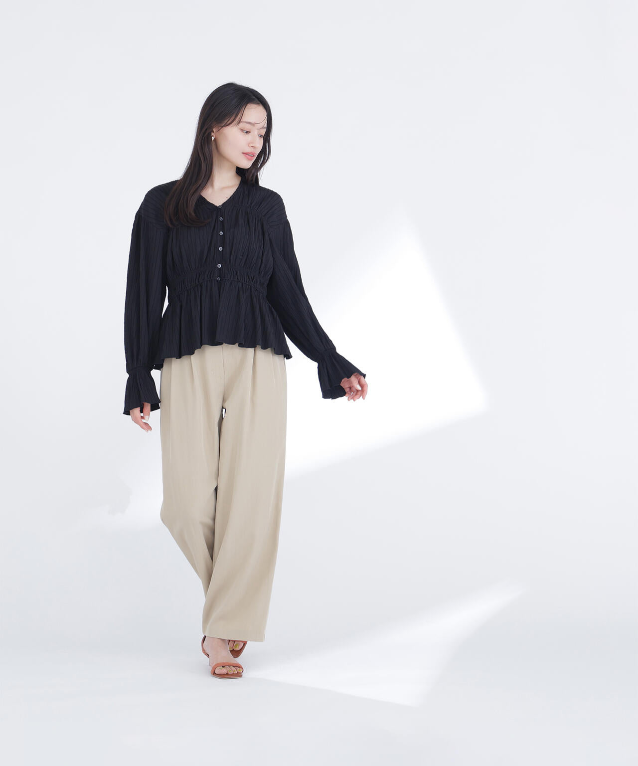 Vネックギャザーブラウス