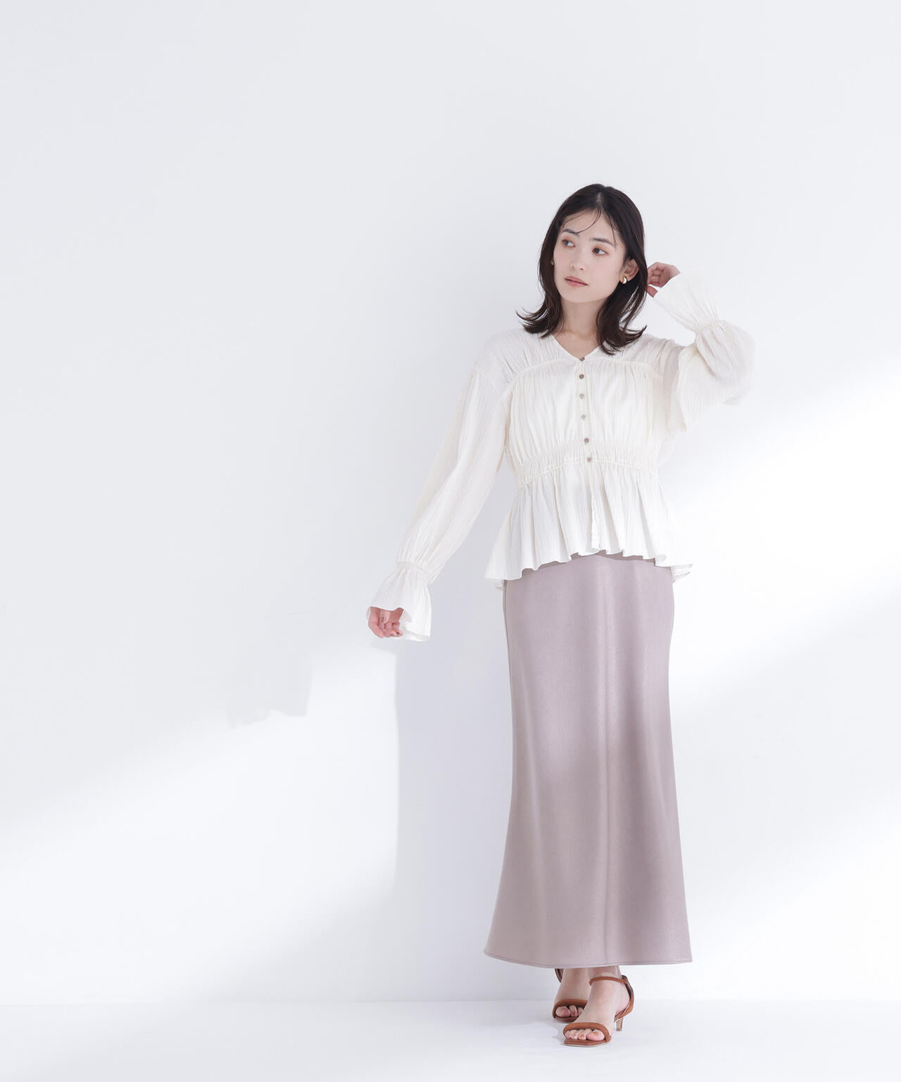 Vネックギャザーブラウス