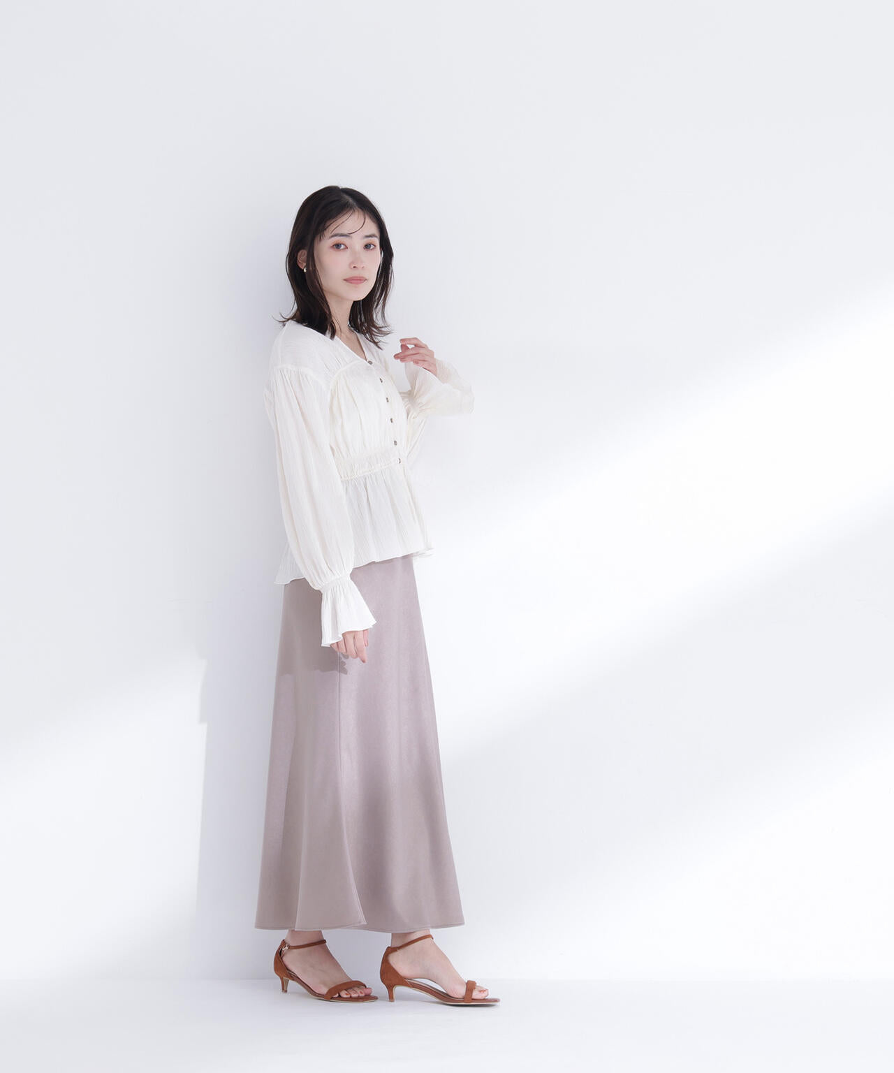 Vネックギャザーブラウス