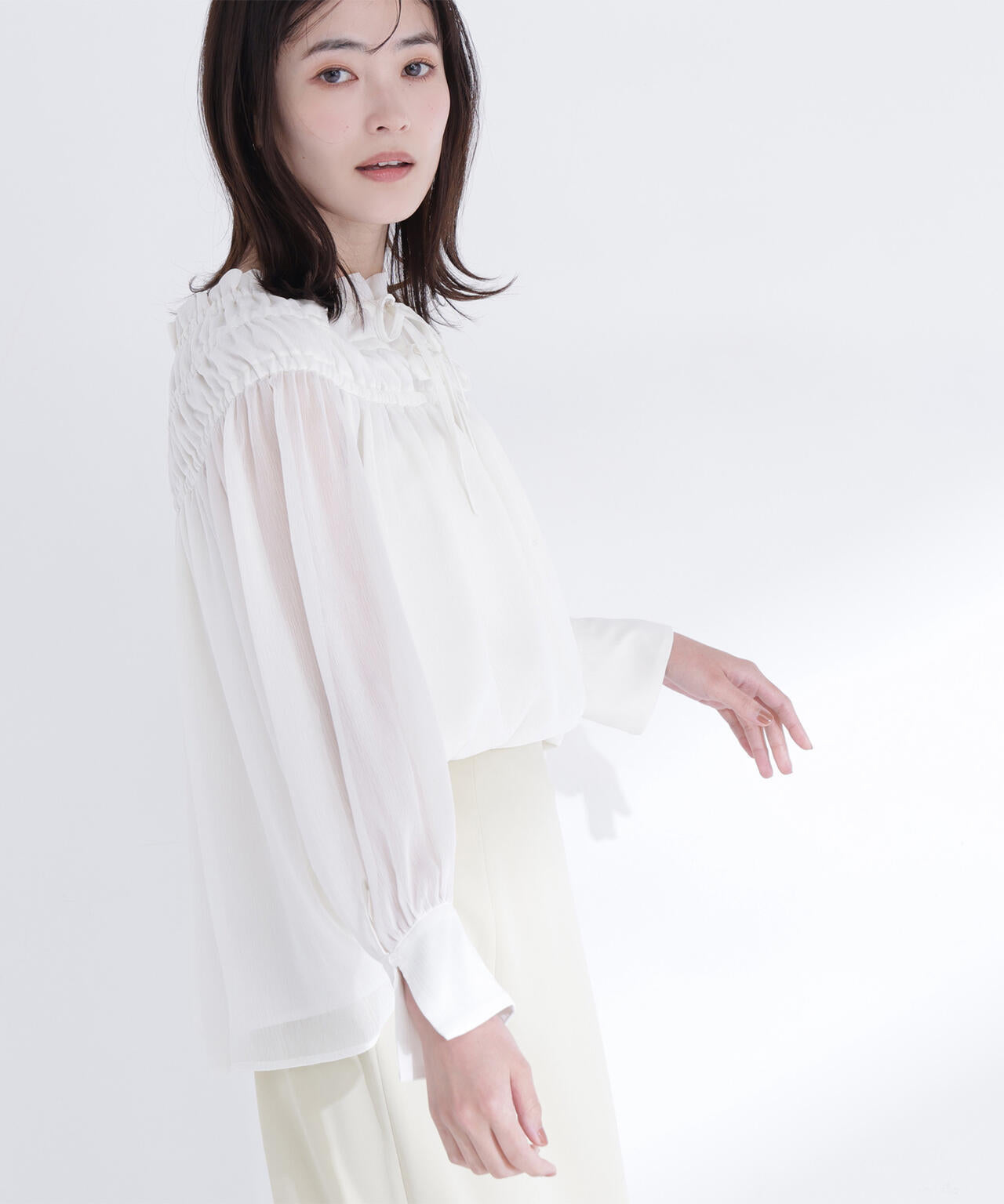 シャーリングショルダーブラウス