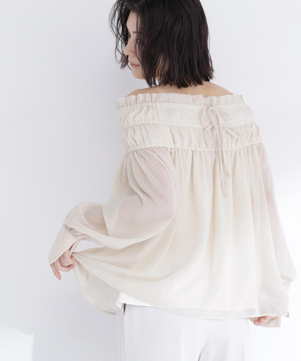 シャーリングショルダーブラウス