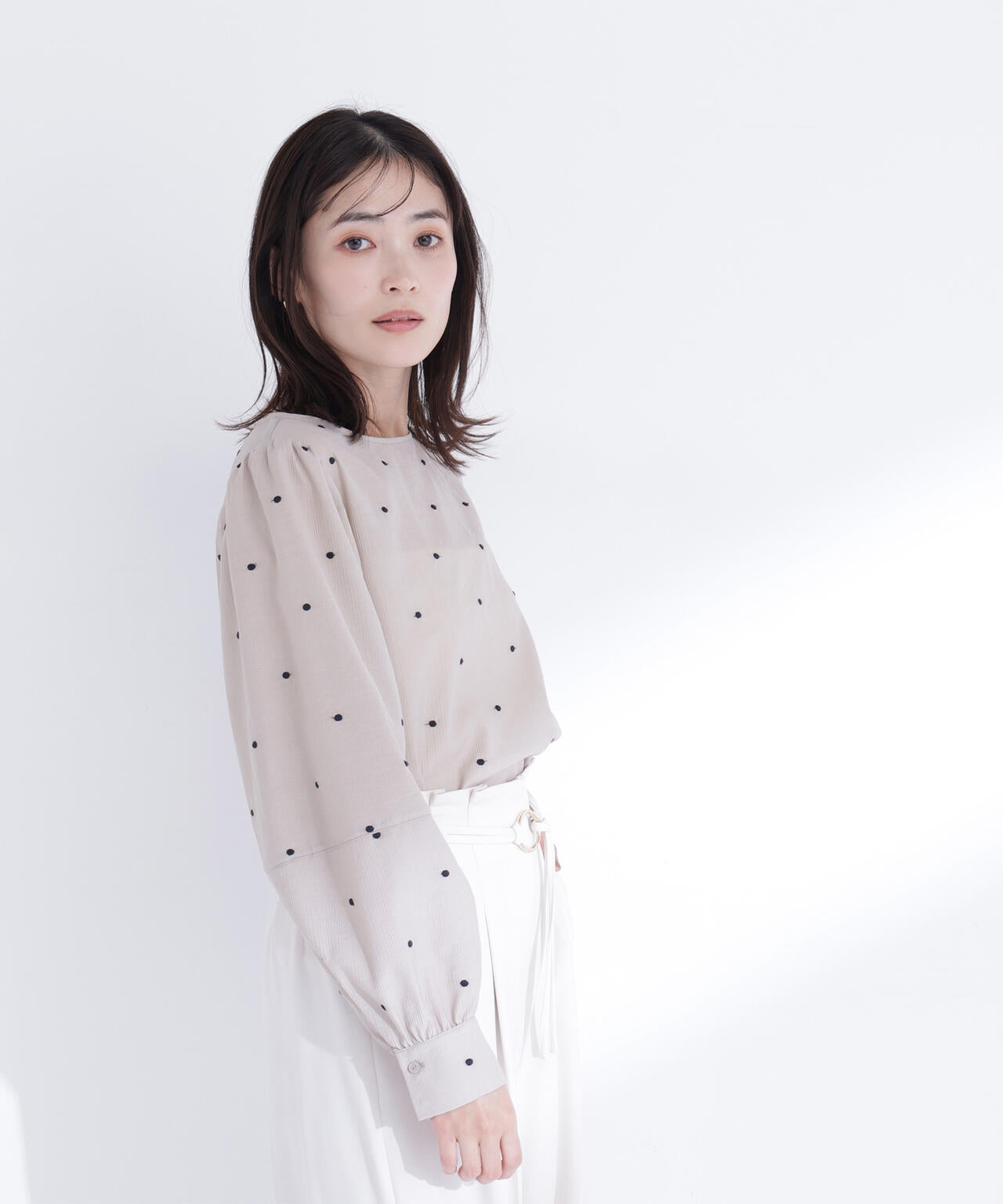 ドット刺繍ブラウス