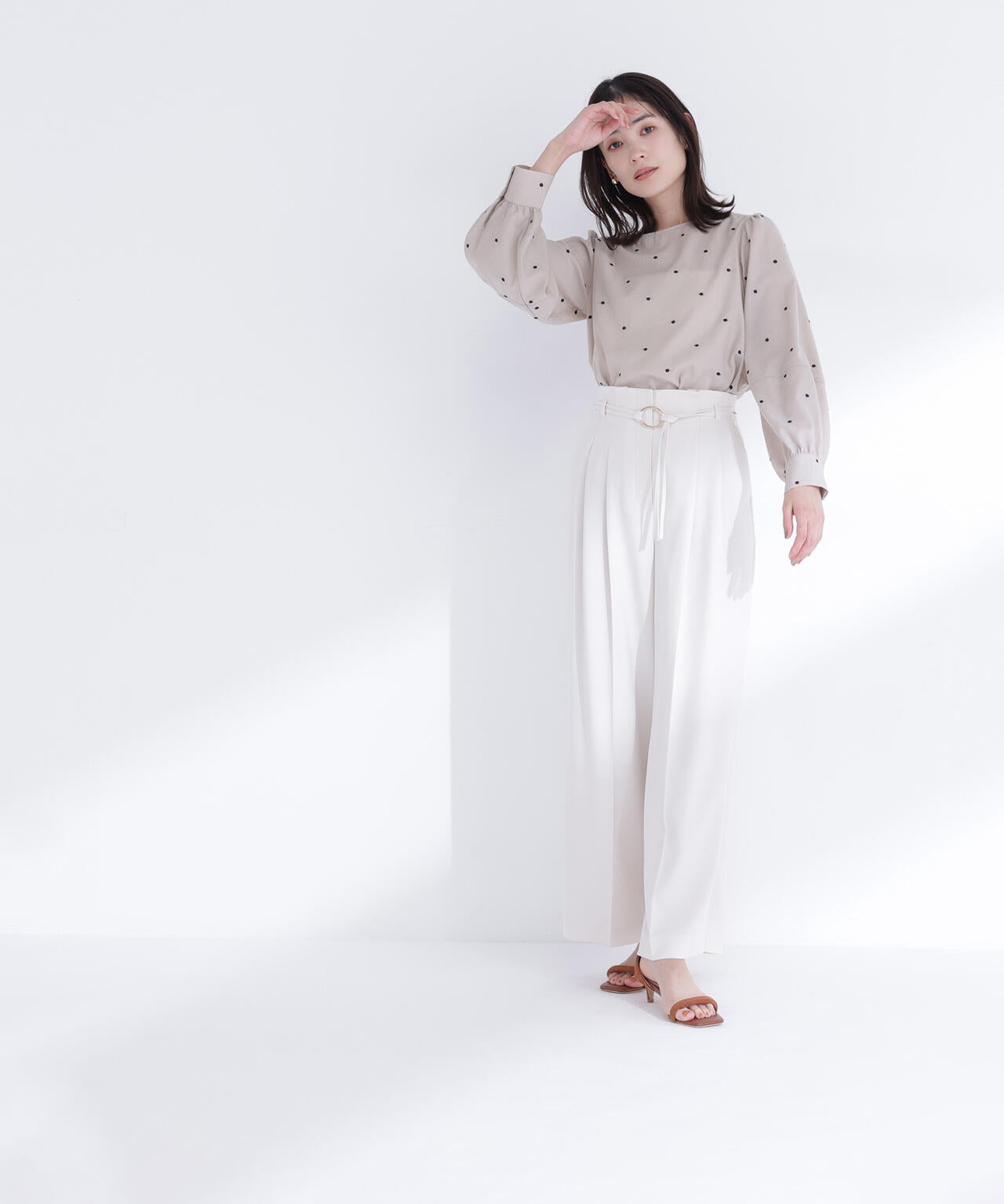 ドット刺繍ブラウス