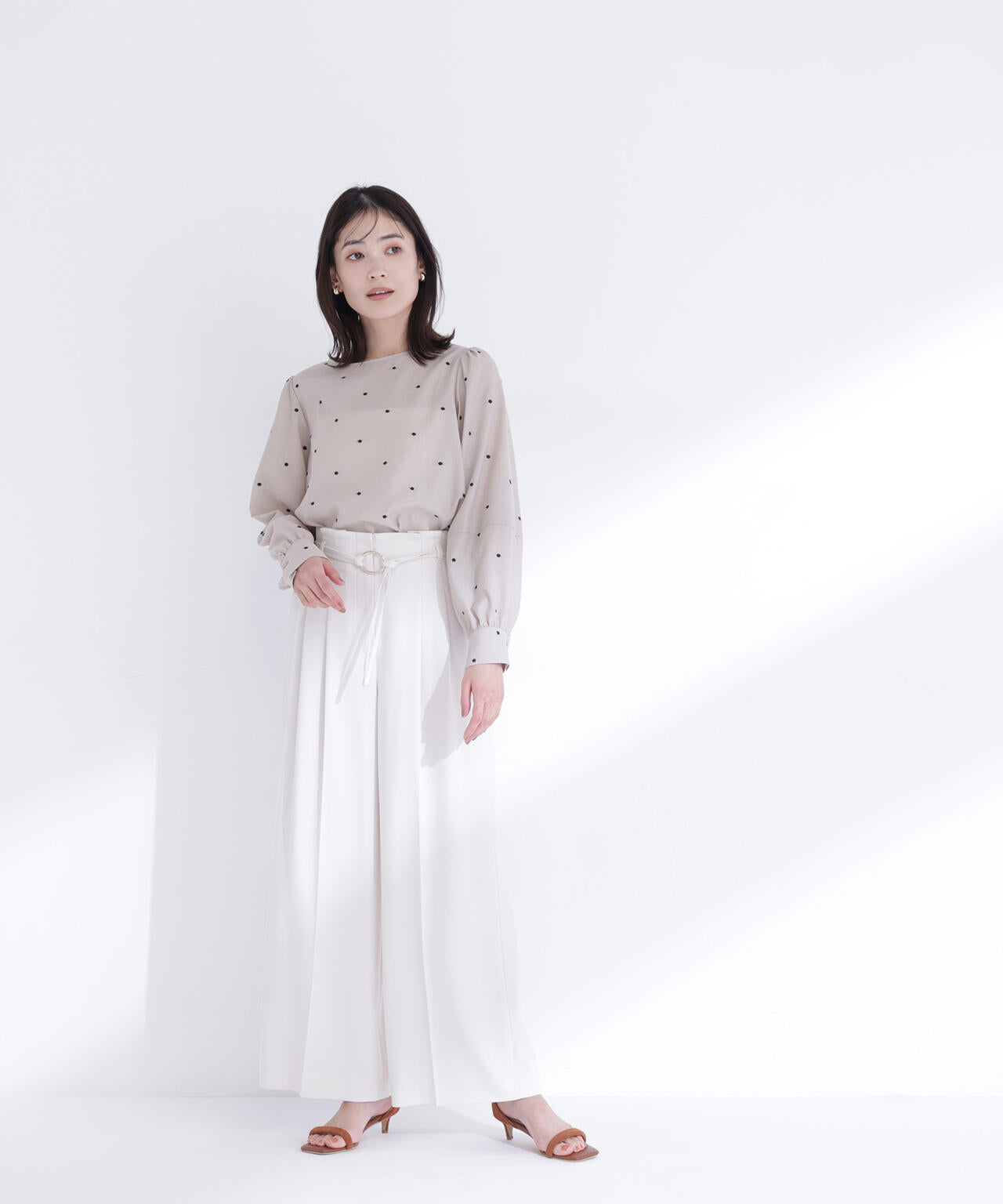 ドット刺繍ブラウス