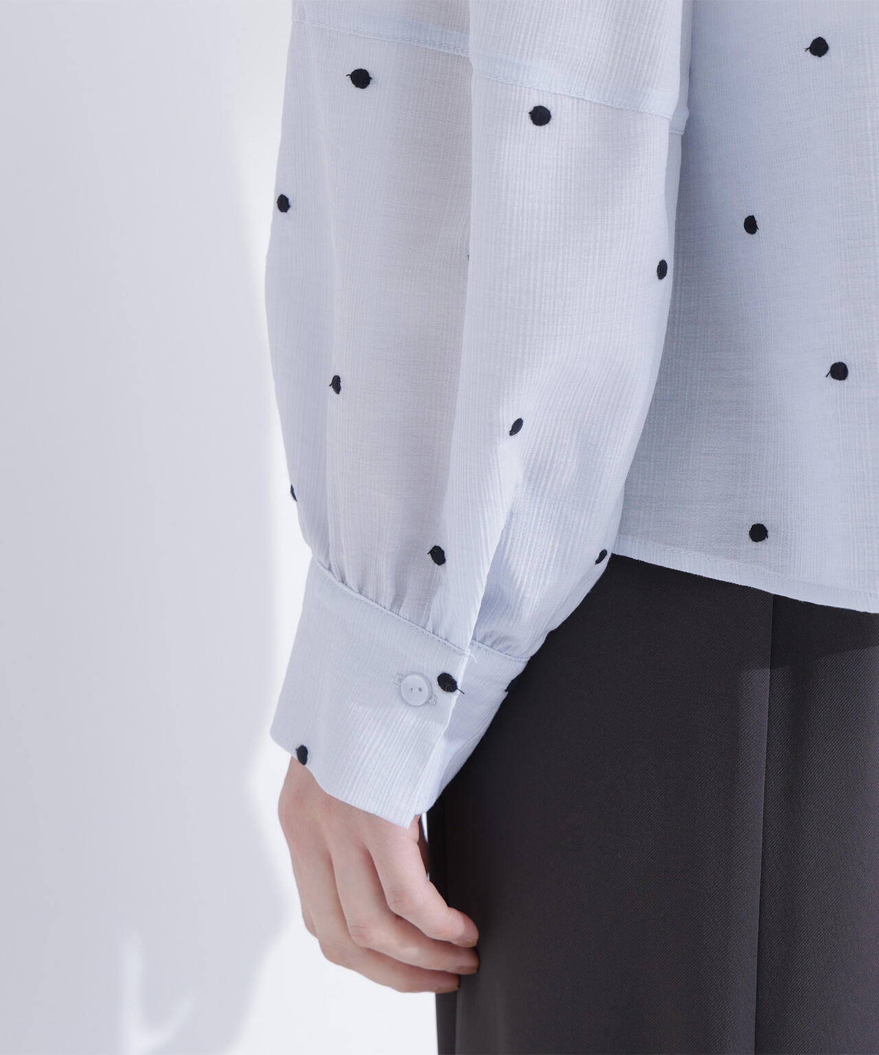 ドット刺繍ブラウス