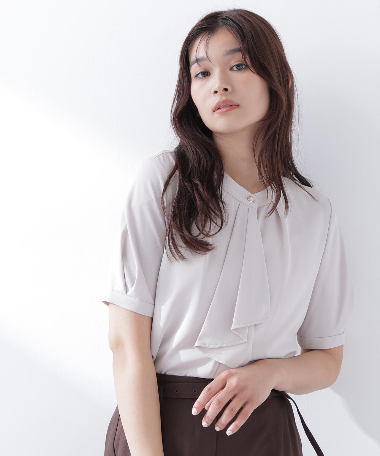 ◎新品 BLUELABELCRESTBRIDGE ボウタイブラウスオフホワイト ラッフルボウタイブラウス半袖 | NATURAL BEAUTY BASIC（ナチュラル