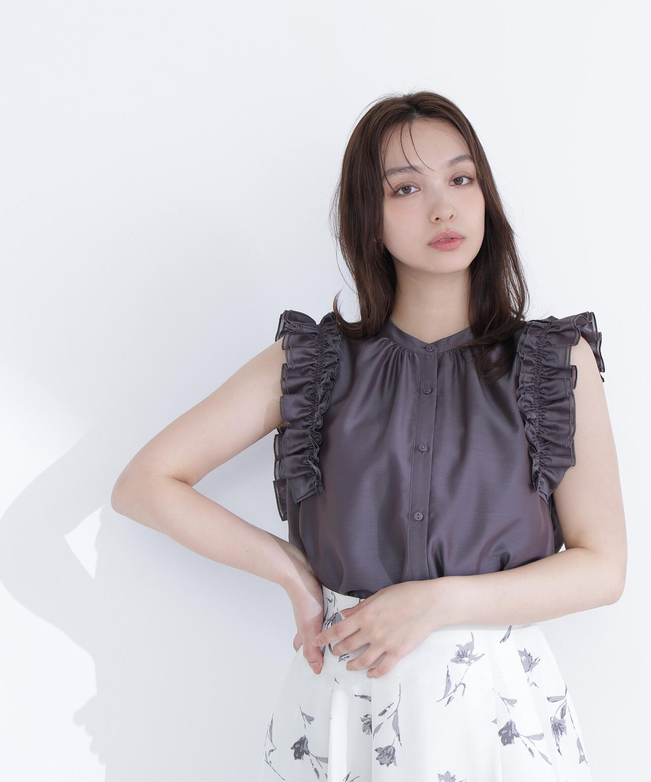 【6/5～6/7 オンライン限定2buy10%OFF対象】フリルショルダーブラウス