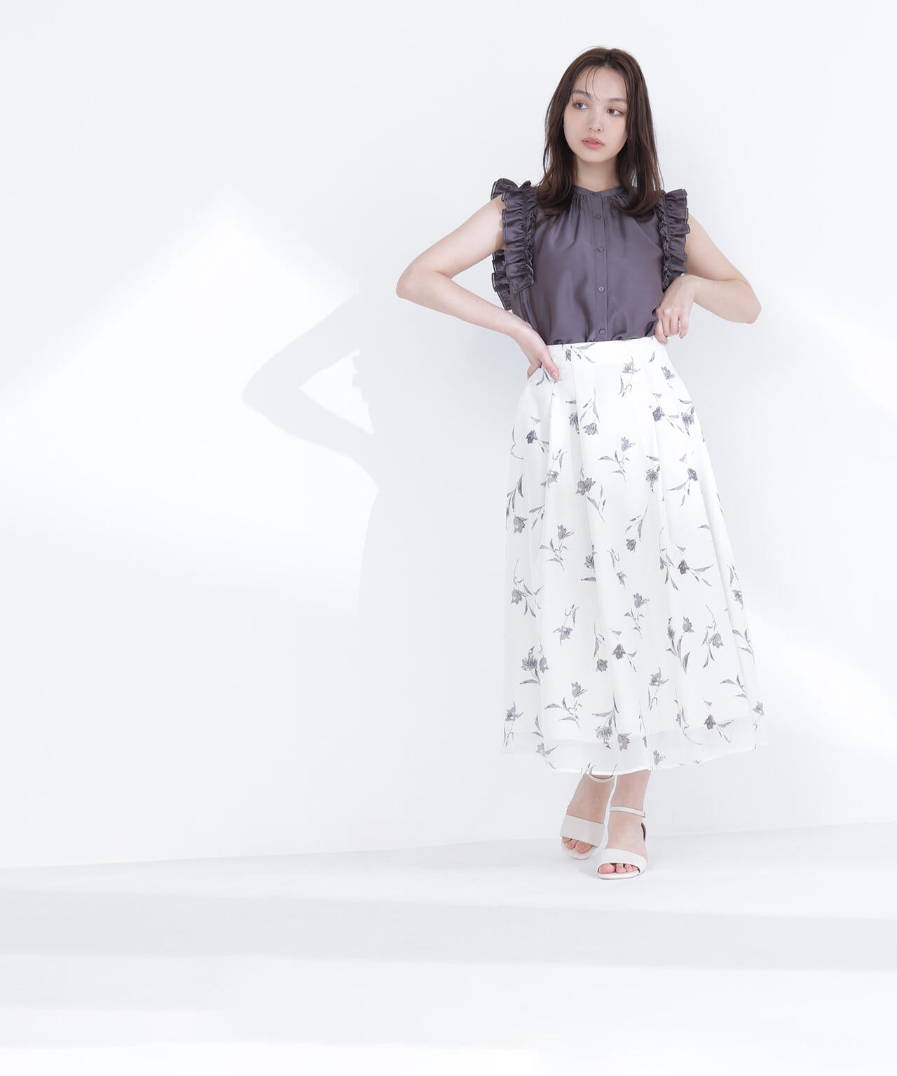 【6/5～6/7 オンライン限定2buy10%OFF対象】フリルショルダーブラウス