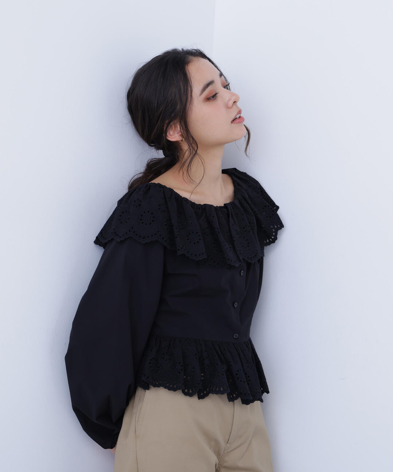 エンブロイダリーフリルブラウス