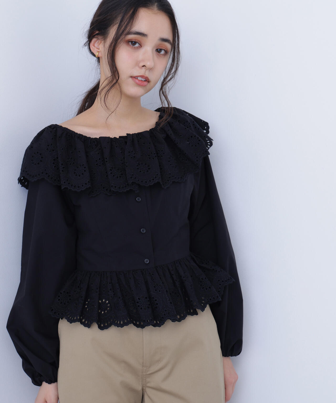 エンブロイダリーフリルブラウス
