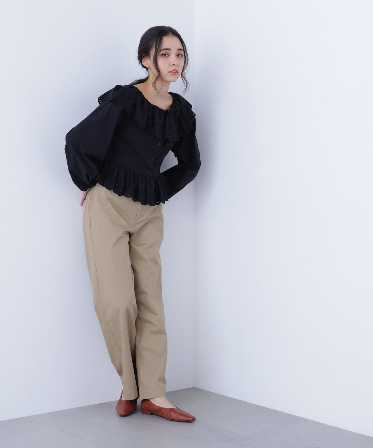 エンブロイダリーフリルブラウス