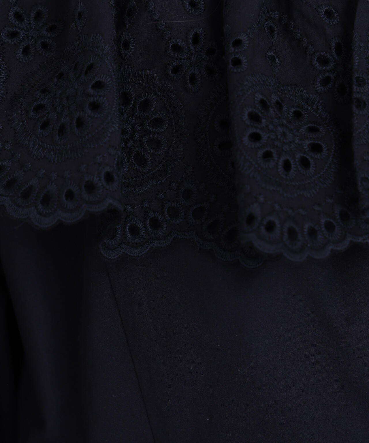 エンブロイダリーフリルブラウス