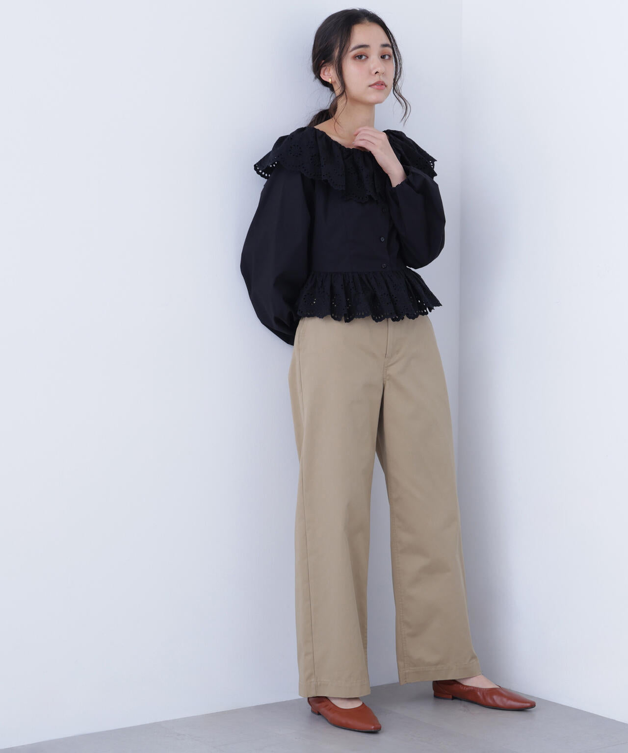 エンブロイダリーフリルブラウス