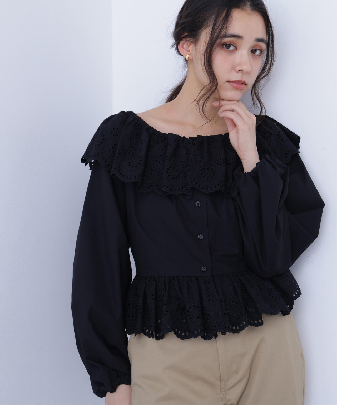 エンブロイダリーフリルブラウス
