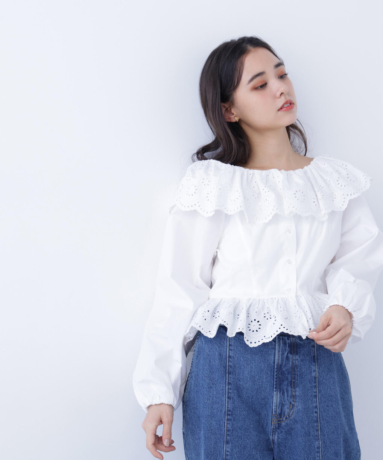 エンブロイダリーフリルブラウス