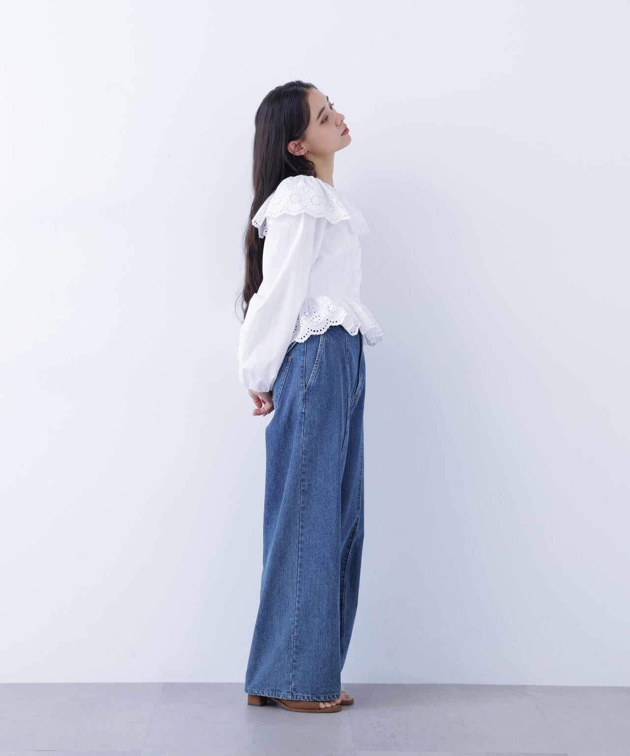 エンブロイダリーフリルブラウス