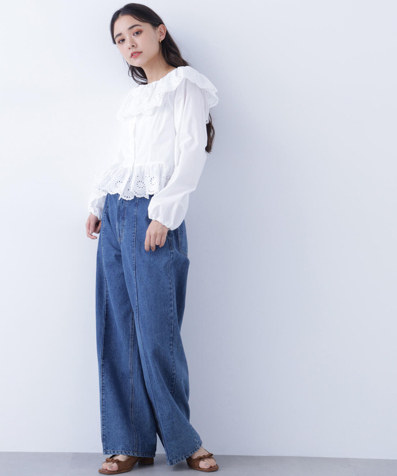 エンブロイダリーフリルブラウス