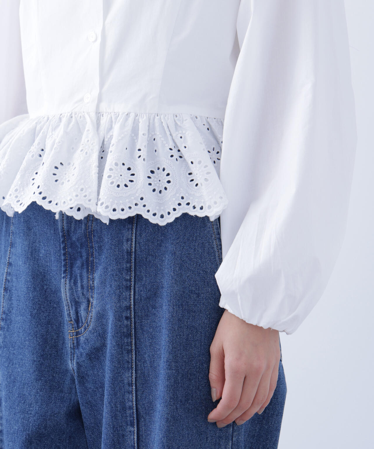 エンブロイダリーフリルブラウス