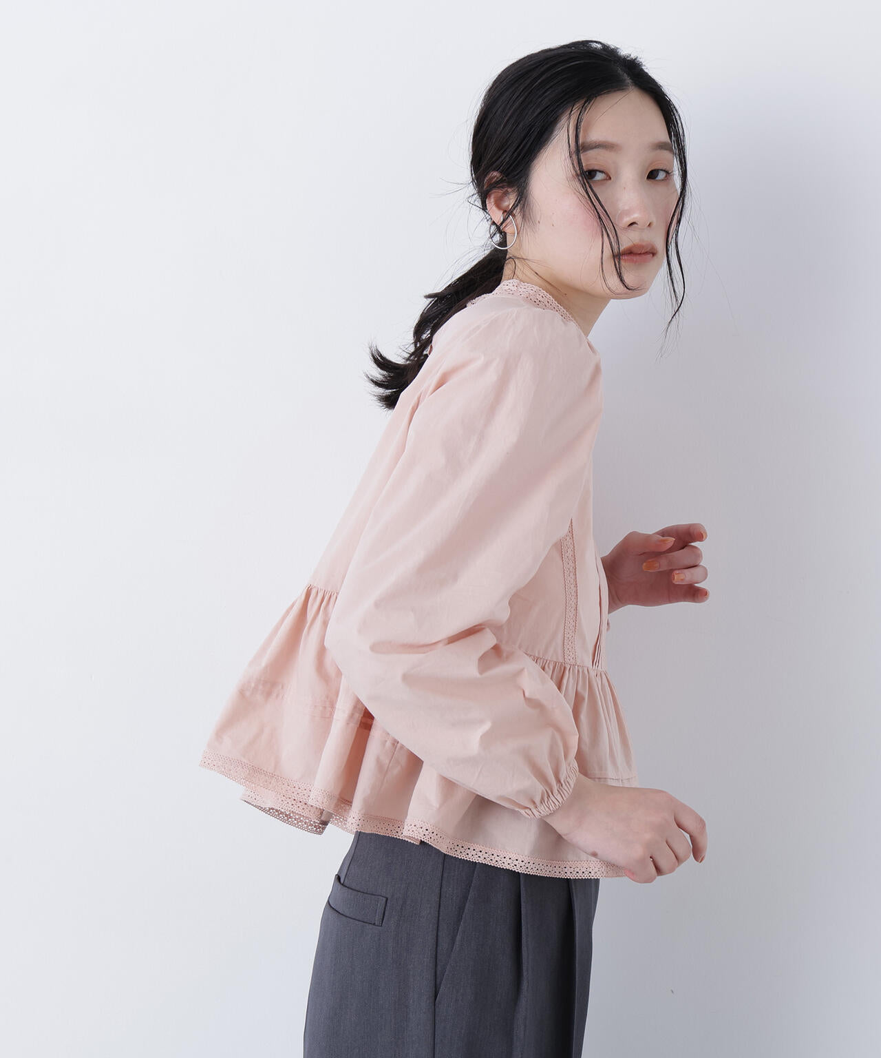 専用　新品　yori コットンドレープブラウス　ピンク ジーラ GeeRA 前後2WAYとろみサテンブラウス （ピンクベージュ