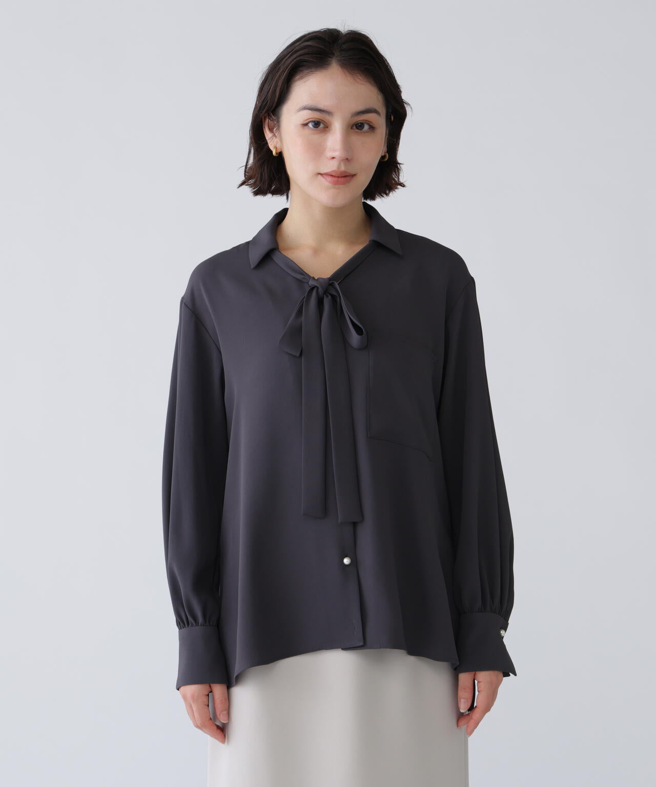 【365ユーティリティ】“みんなの声をカタチにした”速乾2WAYパールボタンボウブラウス