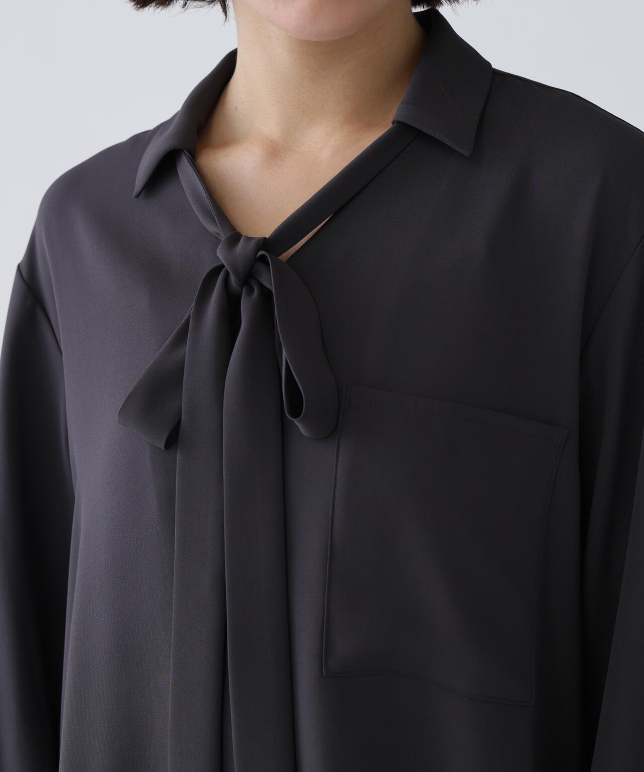 【365ユーティリティ】“みんなの声をカタチにした”速乾2WAYパールボタンボウブラウス